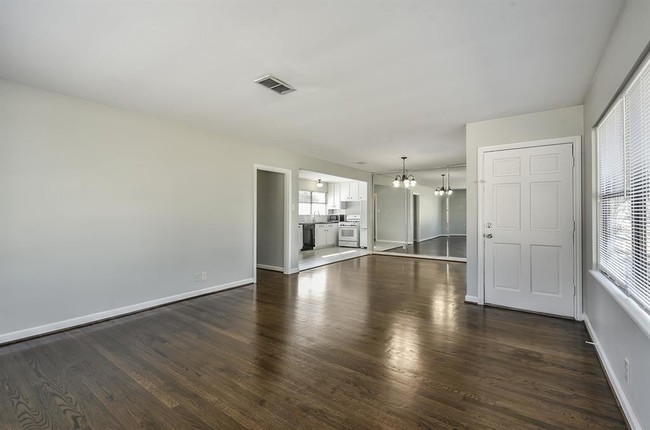 Building Photo - 1349 Martin St