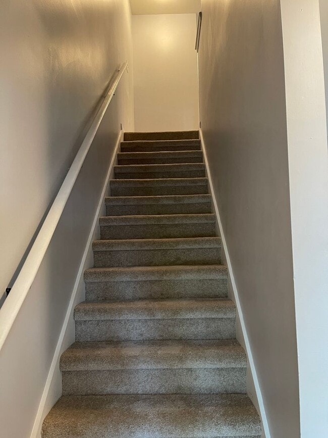 Building Photo - Spacious Townhouse