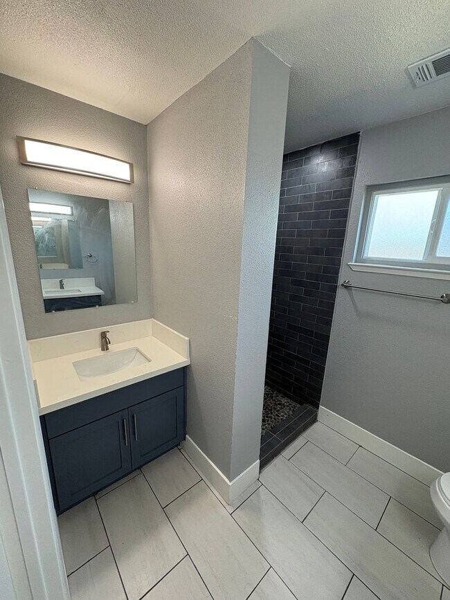 Building Photo - Solar equipped Lemoore home Available Now!