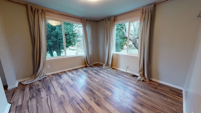 Building Photo - Large Bremerton Duplex Unit Available for ...