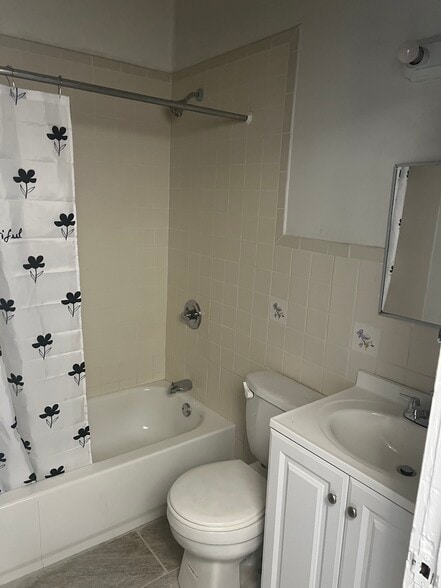 Bathroom - 2035 E Allegheny Ave