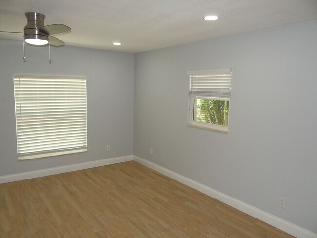 Building Photo - Gorgeous 3/2 in Clearwater