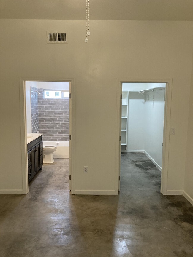 Building Photo - 1130 E Winnie Pl