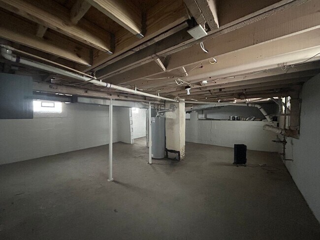 Building Photo - ** Move in Special ** Updated 3-Bedroom, 1-Bathroom Home – $1,350/Month | 1,092 Sq. Ft. | Accepti...