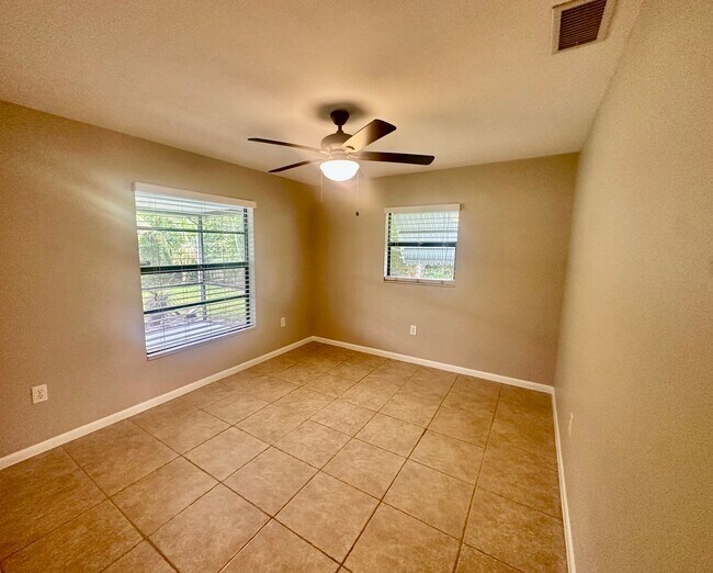 Building Photo - 3 Bedroom/ 2 Bath Fenced in Home for rent ...