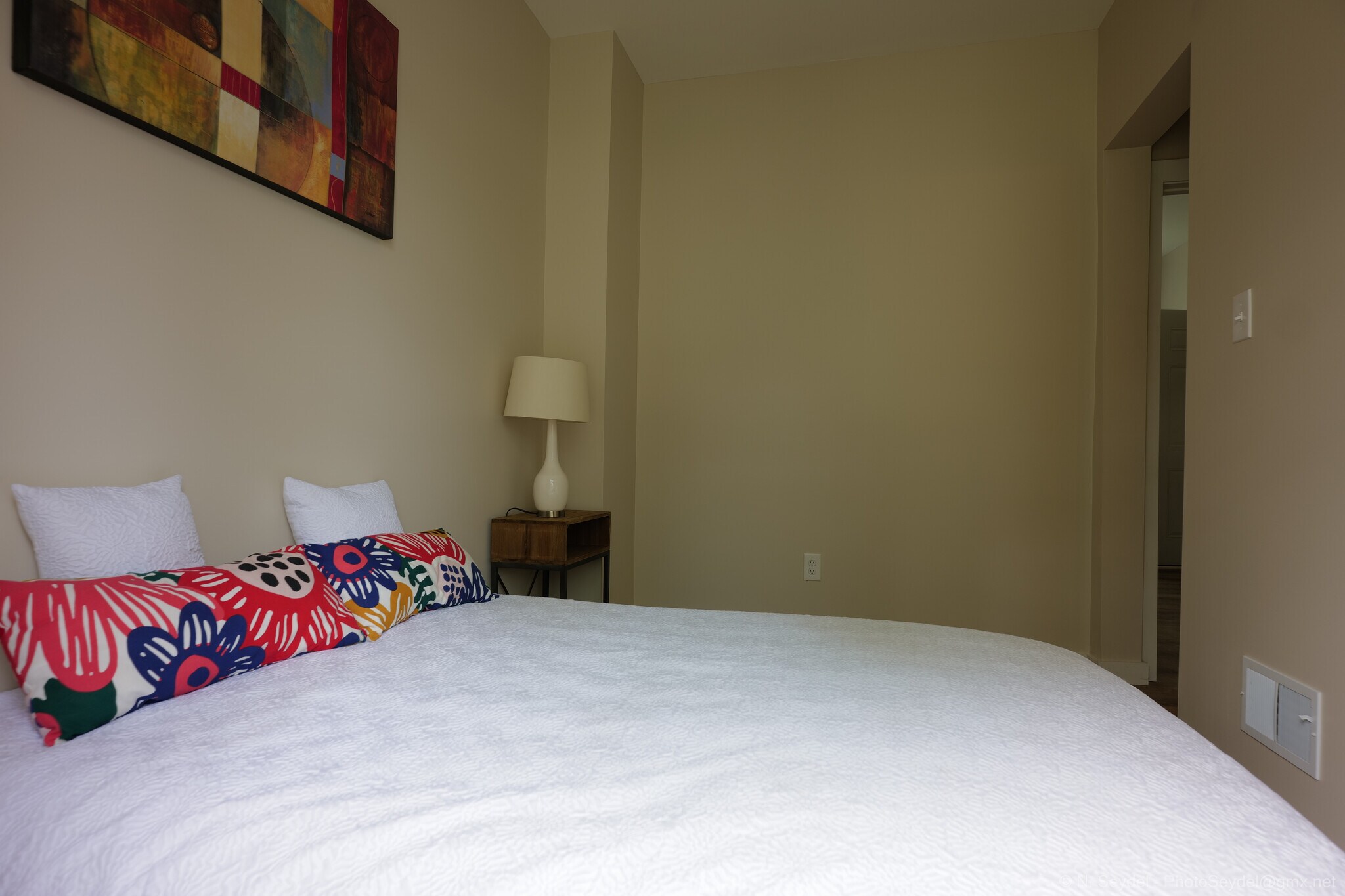 Building Photo - 266 King St