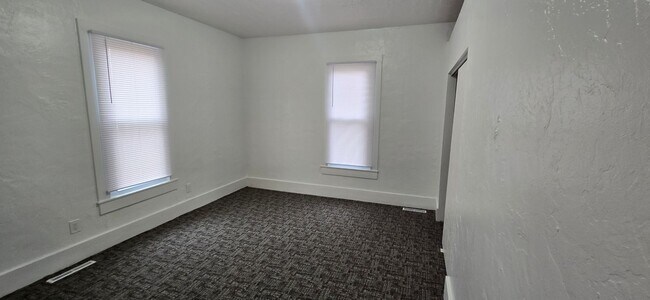 Building Photo - Remodeled 2 bedroom with Garage & small fe...
