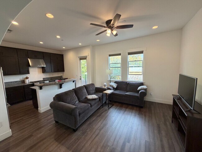 Building Photo - 3 Bedroom | 2.5 Bathroom | Crocker Village House