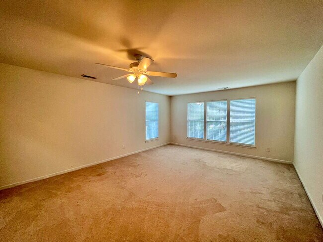 Building Photo - EXCELLENT LOCATION!