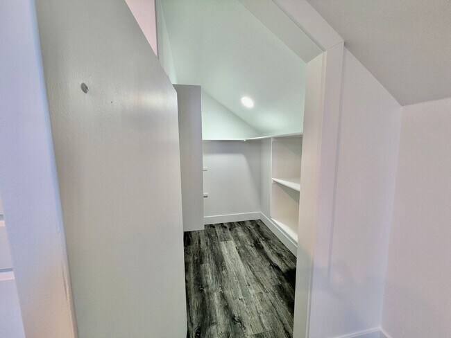 Building Photo - Modern Luxury Meets Small Town Charm in Your New Gladstone Home!