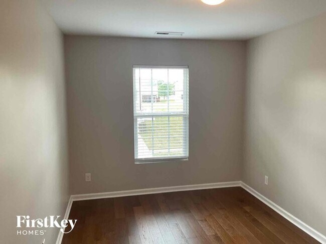 Building Photo - 10118 Green Grass Rd