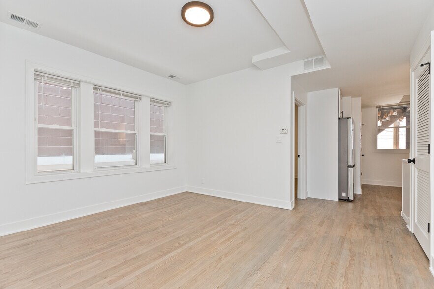 Building Photo - 2465 N Lincoln Ave