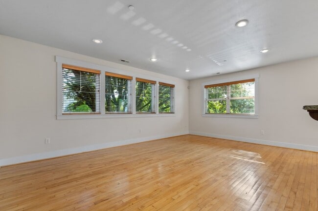 Building Photo - 2bd/1.75Ba Seattle Townhouse
