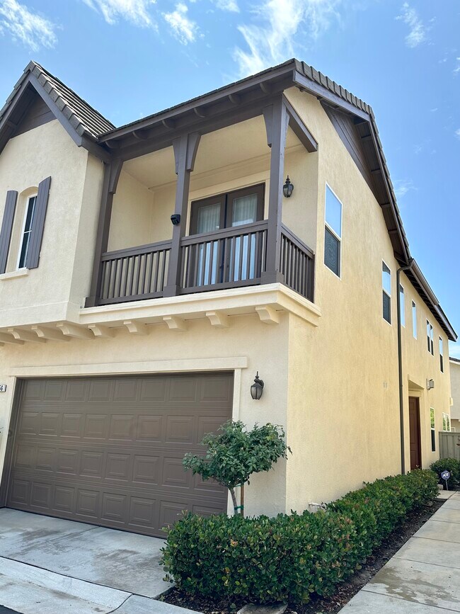 House Front & Side - 1256 Valle Ct