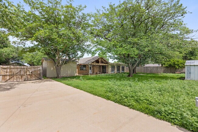 Building Photo - 429 Lindenwood Ln W