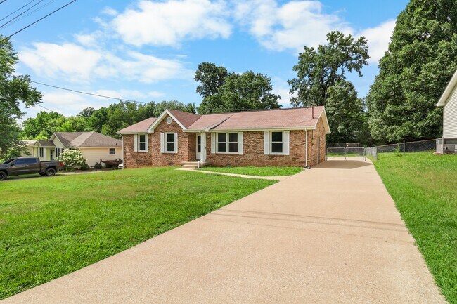 Building Photo - 931 Poppy Dr