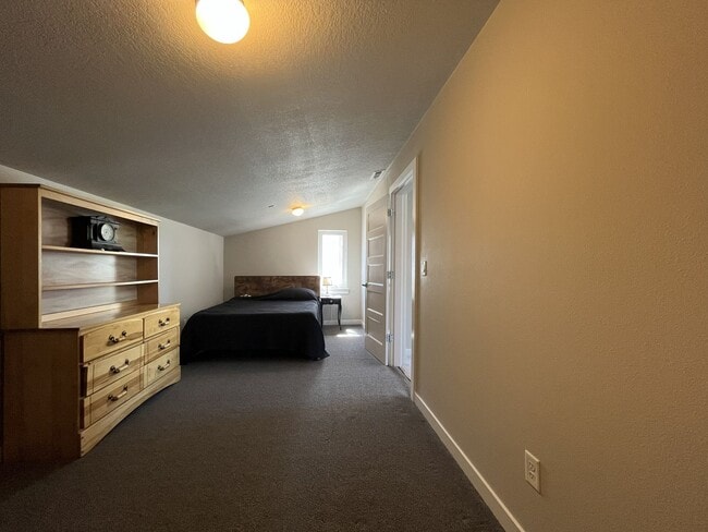 Building Photo - Spacious 2,511 Sq Ft Wilsonville Townhome with Vaulted Loft, Modern Kitchen & Attached Two-Car Ga...
