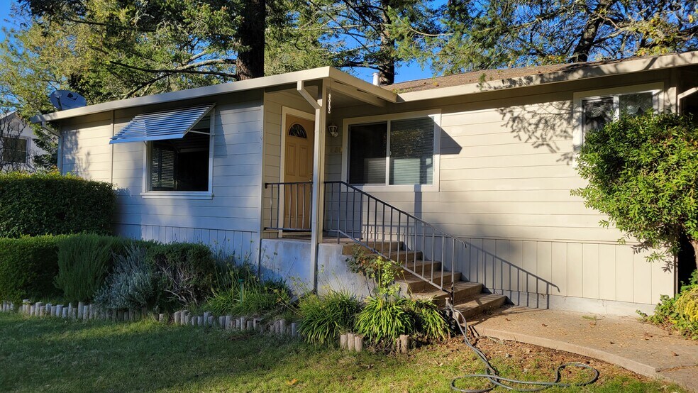 Building Photo - 450 Sky Oaks Dr