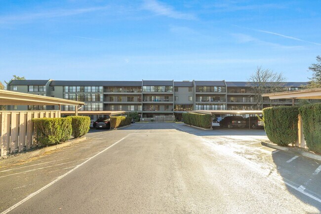 Building Photo - 1 month free!! Sweet 1/1 condo in Lake Oswego with covered parking and storage included!