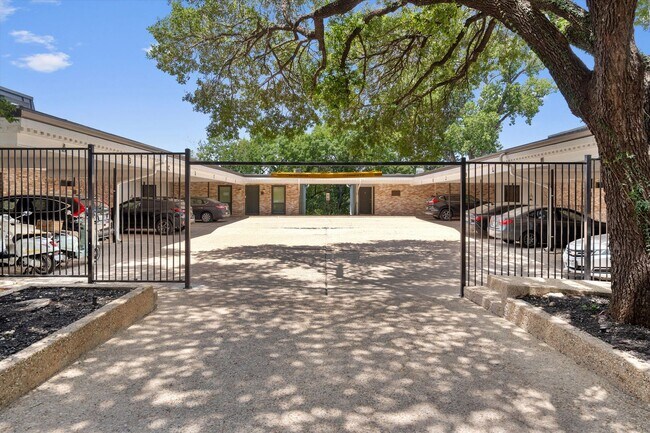 Building Photo - 2704 San Pedro St
