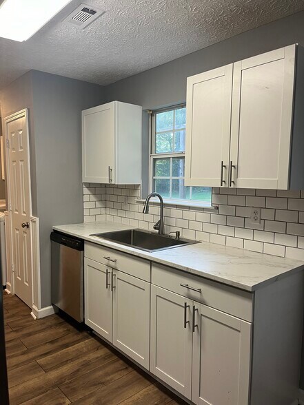 Building Photo - 180 McIntosh Estates Dr