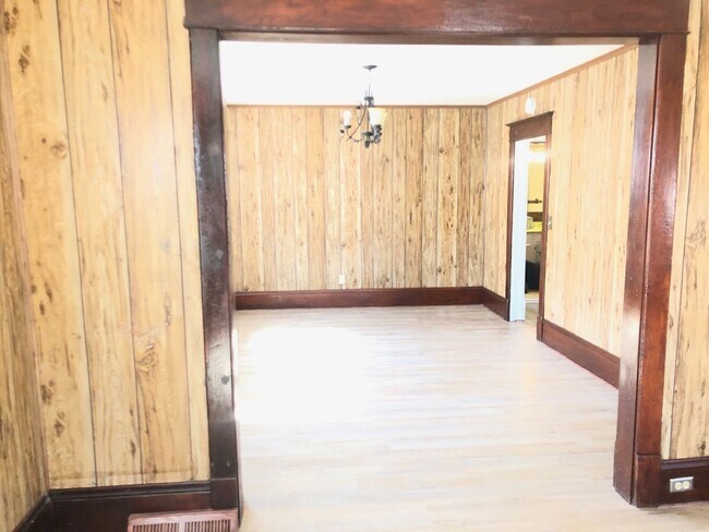 Building Photo - Attractive, recently remodeled, 2BR home in Bloomington. Central air and dog friendly