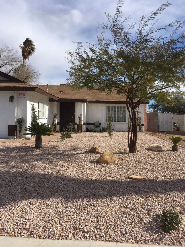 Building Photo - 913 Shadow Mountain Pl