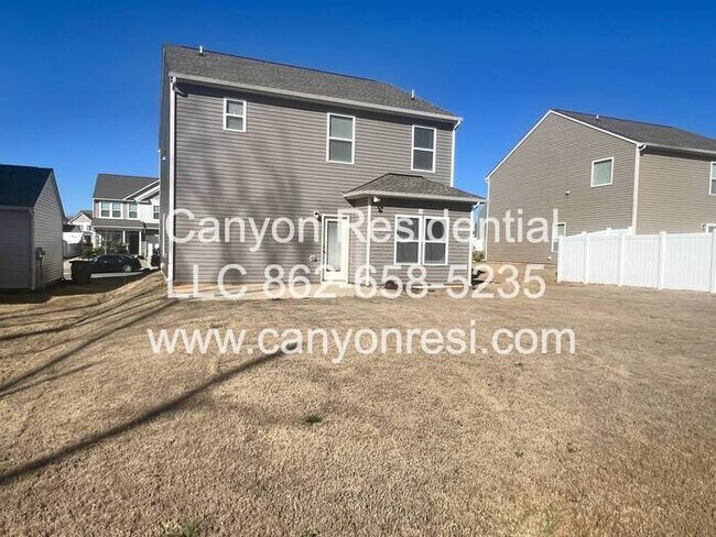 Building Photo - Beautiful 3 Bedroom 2.5 bath in well sough...