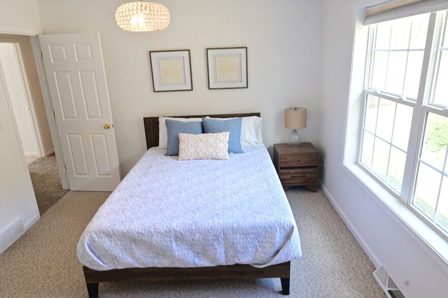 Building Photo - 184 Ruggles Rd