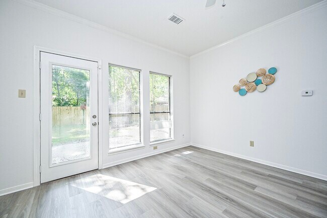 Building Photo - 31 Silent Brook Pl