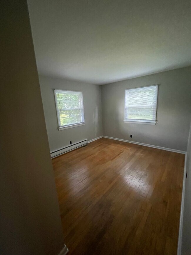 Building Photo - Three Bedroom Single Family Home in the Co...