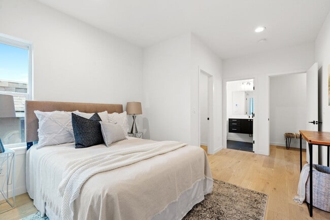 Building Photo - Like new 2 bedroom townhome in Georgetown