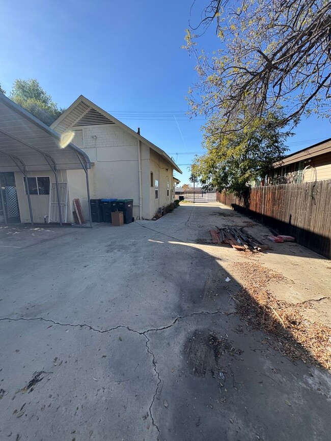 Building Photo - FOR RENT!! AVAILABLE 12/20/2025