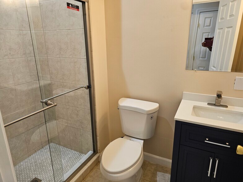 3rd Floor Hallway Bathroom - 1919 Saint Paul St