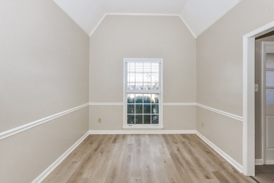 Building Photo - 951 Cully Rd