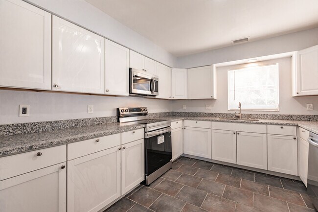 Building Photo - 11065 Waterford Ave