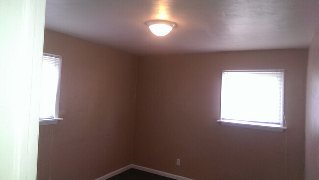 Building Photo - 3BR 1.5BA Single family home