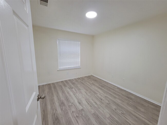 Building Photo - 2034 Village Park Dr
