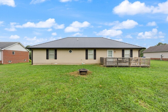 Building Photo - 180 Lilly Ln