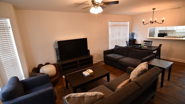 Building Photo - Charming 2-bedroom, 2.5-bathroom home located in Baton Rouge
