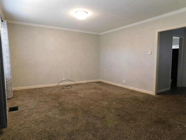 Building Photo - 2 Bed 1.5 Bath Duplex near downtown