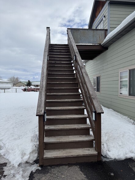 Stairs to porch/entry - 68 N Fawn Pl