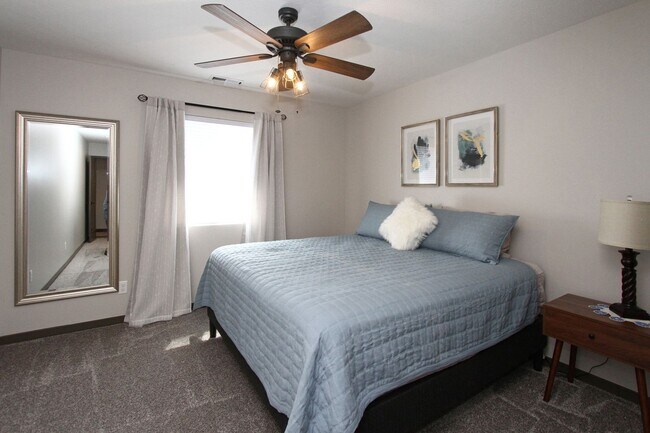 Building Photo - Beautiful Furnished Townhouse -Shorter Term Lease Available.