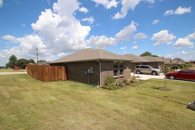 Building Photo - SENSATIONAL 3/2/ Duplex Home in AZLE ISD~ ...
