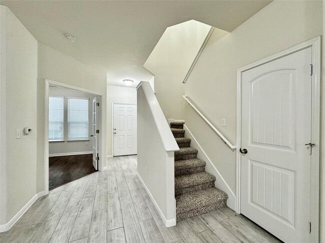 Building Photo - 513 N Heatherwilde Blvd