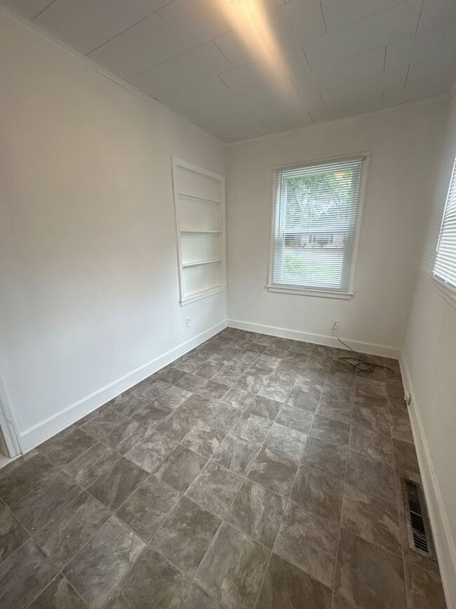 Building Photo - 3 Bedroom Single Family Home