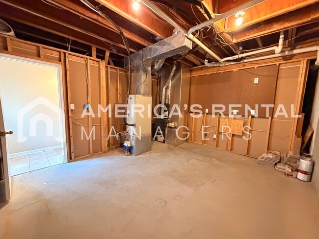 Building Photo - Spacious Five Bedroom Residence in Meadowbrook!