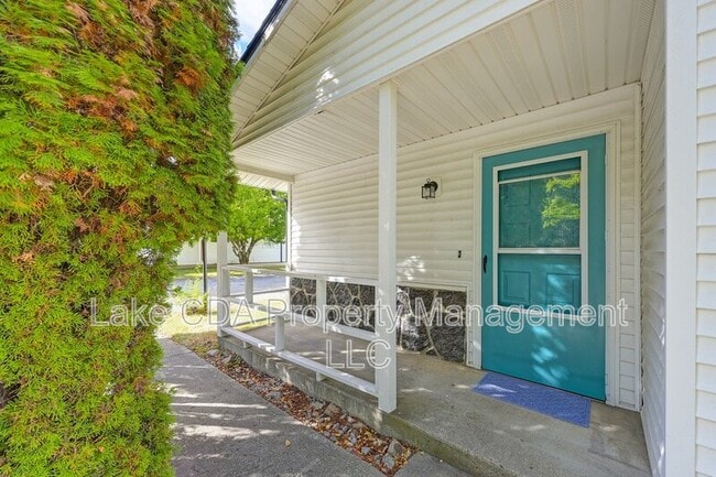 Building Photo - 1421 E Randle Ave