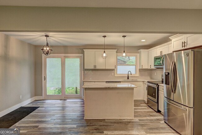 Building Photo - 1675 Bouldercliff Ct SE