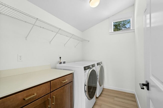 Building Photo - 3bd/2.75ba Redmond Home